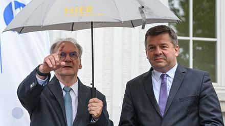 Reiner Haseloff (CDU), Ministerpräsident von Sachsen-Anhalt, neben Sven Schulze (CDU), Wirtschaftsminister von Sachsen-Anhalt.