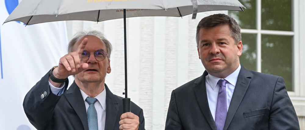 Reiner Haseloff (CDU), Ministerpräsident von Sachsen-Anhalt, neben Sven Schulze (CDU), Wirtschaftsminister von Sachsen-Anhalt.