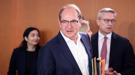 Innenminister Alexander Dobrindt (CSU) will die Migrationspolitik weiter verschärfen.