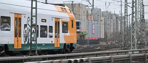 Bahn: Regionalexpress der ODEG unterwegs am Hauptbahnhof Potsdam.