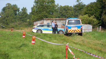 Die Polizei hat ein Gebiet nach dem Fund einer Leiche abgesperrt und sucht nach Spuren und Hinweisen. 