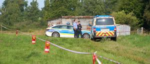 Die Polizei hat ein Gebiet nach dem Fund einer Leiche abgesperrt und sucht nach Spuren und Hinweisen. 