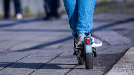 E-Scooter auf einem Bahnsteig. (Symbolbild)