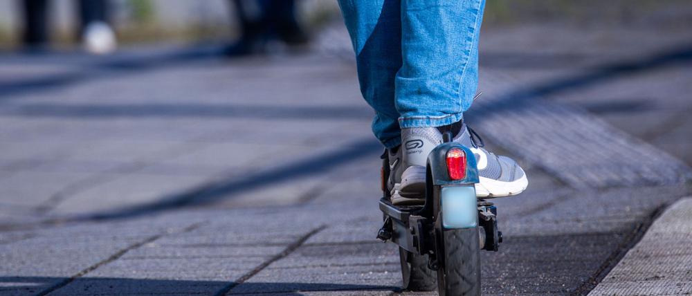 E-Scooter auf einem Bahnsteig. (Symbolbild)