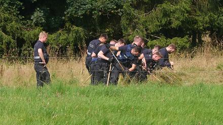 Polizisten sicherten nach dem Leichenfund Spuren.
