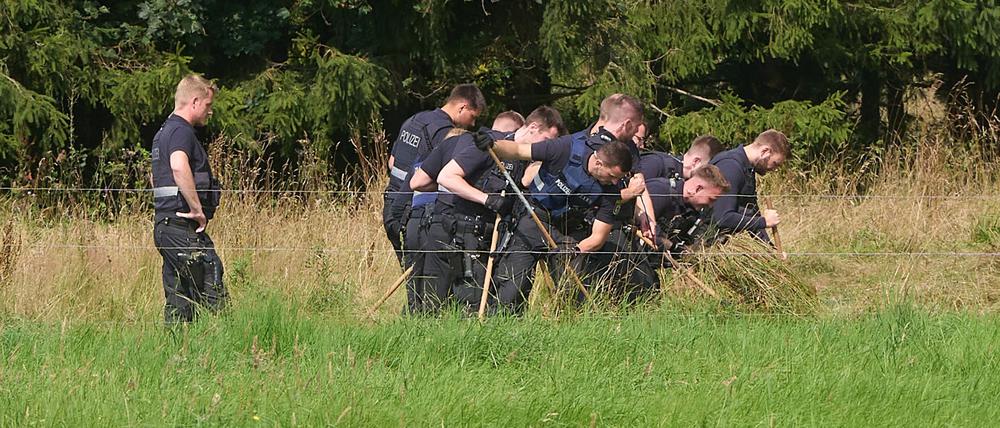 Polizisten sicherten nach dem Leichenfund Spuren.