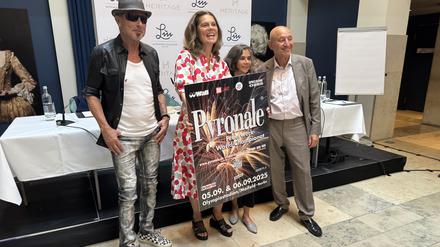 Vorfreude aufs große Feuerwerk.  Rudolf Schenker, Sarah Wiener, Feuerwerkerin Eva-Maria Encina und Pyronale-Veranstalter Mario Hempel.