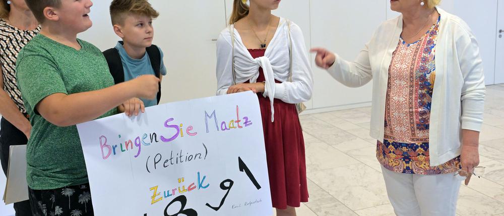Zwei Schüler und eine Schülerin aus Lychen wollen erreichen, dass die abgeschobene jesidische Familie zurück nach Deutschland kommt. 