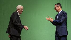 Der eine geht, der andere will übernehmen: Baden-Württembergs Langzeit-Ministerpräsident Winfried Kretschmann und sein Nachfolger in spe, Cem Özdemir.