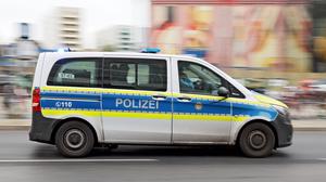 Ein Polizeiwagen im Einsatz in Mitte. (Symbolbild)