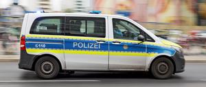 04.10.2024, Berlin - Deutschland. Ein Polizeiwagen im Einsatz in Mitte. *** 04 10 2024, Berlin Germany A police car in action in Mitte