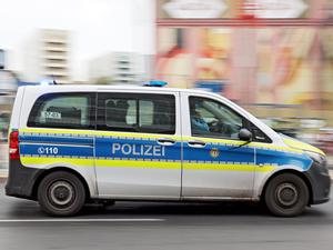 Ein Polizeiwagen im Einsatz in Mitte. (Symbolbild)