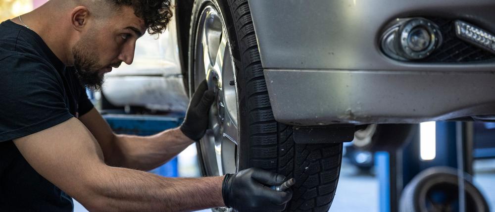 Vor allem rund um die Reparatur von Autos wurden in Berlin und Brandenburg im ersten Halbjahr viele Gewerbe an- und abgemeldet. (Symbolbild)