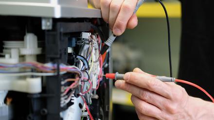 In Berlin steht der städtische Zuschuss zur Reparatur von Elektrogeräten vor dem Aus. (Illustration)