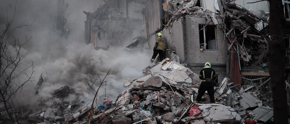Rettungskräfte in Kiew im Einsatz nach einem russischen Raketenangriff.