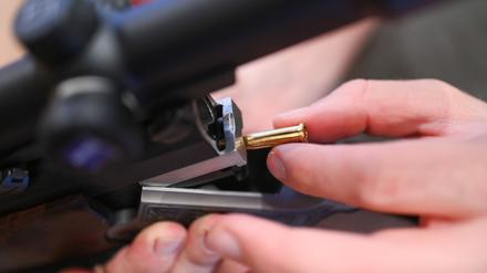 Bei einem 60-jährigen Mann in Lübtheen hat die Polizei nach eigenen Angaben Waffen und Sprengstoff sichergestellt. (Symbolbild)