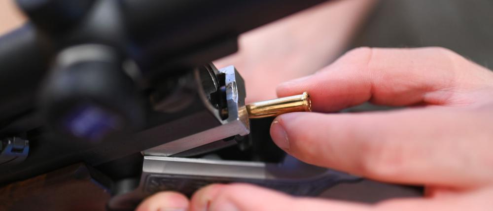 Bei einem 60-jährigen Mann in Lübtheen hat die Polizei nach eigenen Angaben Waffen und Sprengstoff sichergestellt. (Symbolbild)