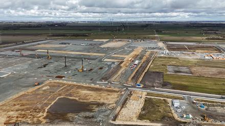 Blick auf die Baustelle bei Heide, wo die hiesige Northvolt-Fabrik entstehen soll. (Archivbild)