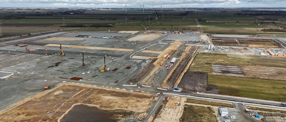 Blick auf die Baustelle bei Heide, wo die hiesige Northvolt-Fabrik entstehen soll. (Archivbild)