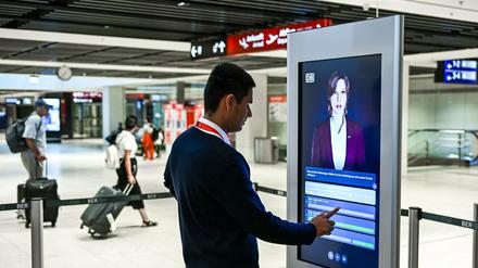 Fahrgäste können sich am Hauptstadtflughafen BER derzeit mit Hilfe von KI-Assistenz „Kiana“ über die nächste Bahnverbindung informieren. (Archivbild)