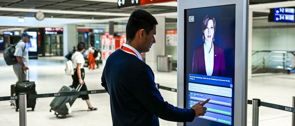 Fahrgäste können sich am Hauptstadtflughafen BER derzeit mit Hilfe von KI-Assistenz „Kiana“ über die nächste Bahnverbindung informieren. (Archivbild)