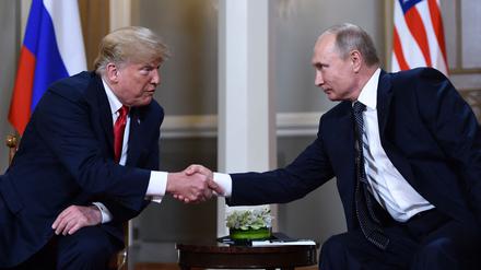 TOPSHOT - (FILES) Russian President Vladimir Putin (R) and US President Donald Trump shake hands before a meeting in Helsinki, on July 16, 2018. US President Donald Trump and Russian counterpart Vladimir Putin could meet for a summit as early as next week, the Kremlin said on August 7, 2025. The meeting would be the first between a sitting US and Russian president since Joe Biden met Putin in Geneva in June 2021, and comes as Trump seeks to broker an end to Russia's military assault on Ukraine. (Photo by Brendan Smialowski / AFP)