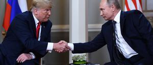 TOPSHOT - (FILES) Russian President Vladimir Putin (R) and US President Donald Trump shake hands before a meeting in Helsinki, on July 16, 2018. US President Donald Trump and Russian counterpart Vladimir Putin could meet for a summit as early as next week, the Kremlin said on August 7, 2025. The meeting would be the first between a sitting US and Russian president since Joe Biden met Putin in Geneva in June 2021, and comes as Trump seeks to broker an end to Russia's military assault on Ukraine. (Photo by Brendan Smialowski / AFP)