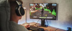 Ein Teenager spielt an einem Computer.