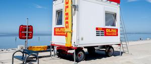 Ein Aufsichtswagen der DLRG Wasserrettung steht bei sonnigem Wetter am Strand von Norddeich.