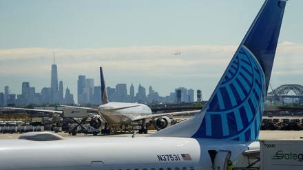 FILE PHOTO: A view shows United Airlines at the tarmac at Newark International Airport, as the skyline of New York is seen in the background from Newark, New Jersey, U.S., May 7, 2025. REUTERS/Eduardo Munoz/File Photo