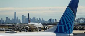 FILE PHOTO: A view shows United Airlines at the tarmac at Newark International Airport, as the skyline of New York is seen in the background from Newark, New Jersey, U.S., May 7, 2025. REUTERS/Eduardo Munoz/File Photo