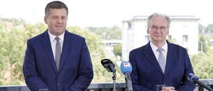 Sven Schulze (links) und Reiner Haseloff bei der Pressekonferenz zur Entscheidung über den Spitzenkandidaten der CDU zur Landtagswahl Sachsen-Anhalt 2026 am Donnerstag in Magdeburg.