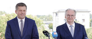 Sven Schulze (links) und Reiner Haseloff bei der Pressekonferenz zur Entscheidung über den Spitzenkandidaten der CDU zur Landtagswahl Sachsen-Anhalt 2026 am Donnerstag in Magdeburg.