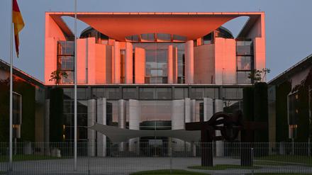 Die obere Etage des Bundeskanzleramtes ist am frühen Morgen für wenige Minuten von der aufgehenden Sonne in rotes Licht getaucht. 