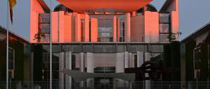 Die obere Etage des Bundeskanzleramtes ist am frühen Morgen für wenige Minuten von der aufgehenden Sonne in rotes Licht getaucht. 