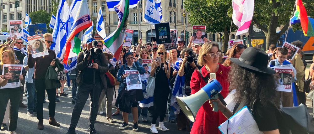 Zahlreiche Menschen nehmen an einer proisraelischen Demonstration in Berlin-Mitte teil.
