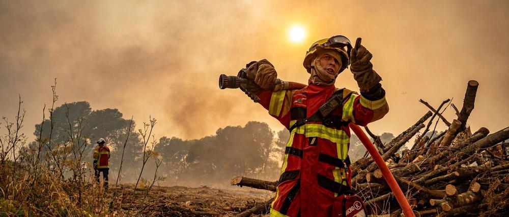 Die Feuerwehr kämpft in Südfrankreich weiter gegen die Flammen.