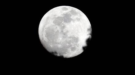 Der Mond ist am 7. August 2025 in Ecuador zu sehen.