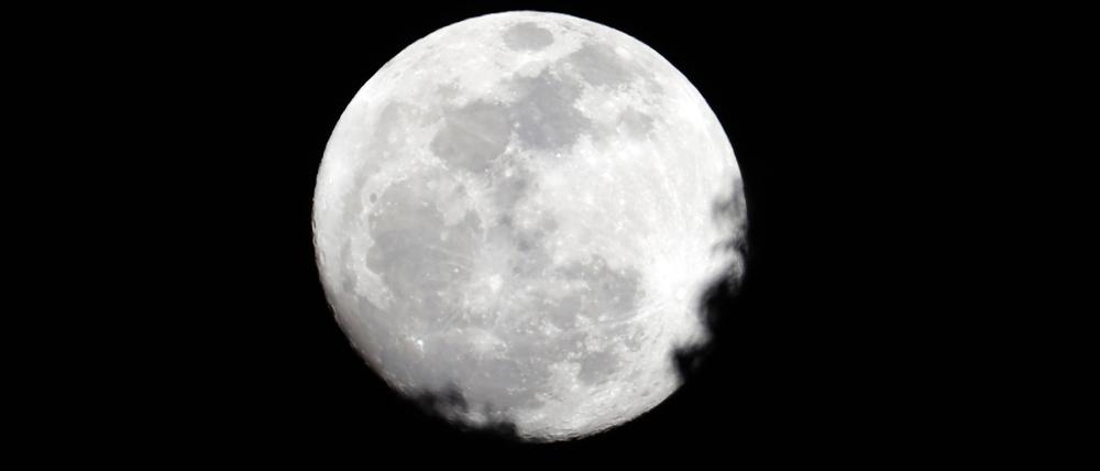 Der Mond ist am 7. August 2025 in Ecuador zu sehen.