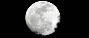 Der Mond ist am 7. August 2025 in Ecuador zu sehen.