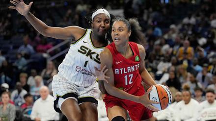 Elizabeth Williams (l.) und Nia Coffey (r.) in Aktion.