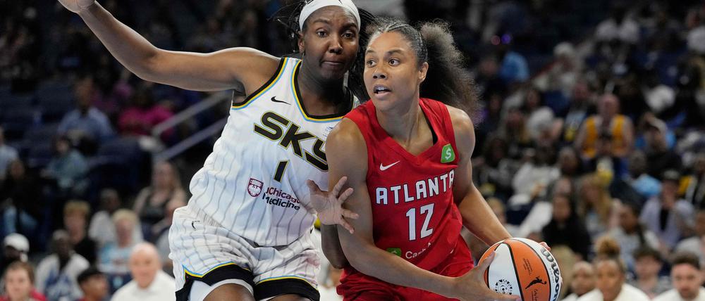 Elizabeth Williams (l.) und Nia Coffey (r.) in Aktion.