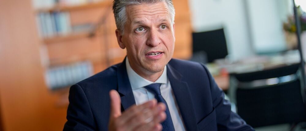 Thorsten Frei (CDU), Chef des Bundeskanzleramts und Bundesminister für besondere Aufgaben, aufgenommen bei einem Interview mit der dpa Deutsche Presse-Agentur GmbH in seinem Büro im Kanzleramt. 