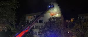 Die Feuerwehr löschte in der Nacht ein Feuer in einem Charlottenburger Seniorenwohnhaus.