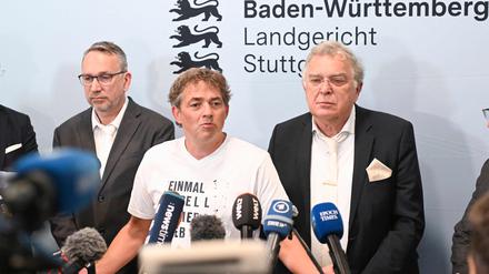 Michael Ballweg (Mitte) äußert sich nach dem Prozess gegen ihn.