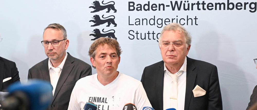 Michael Ballweg (Mitte) äußert sich nach dem Prozess gegen ihn.