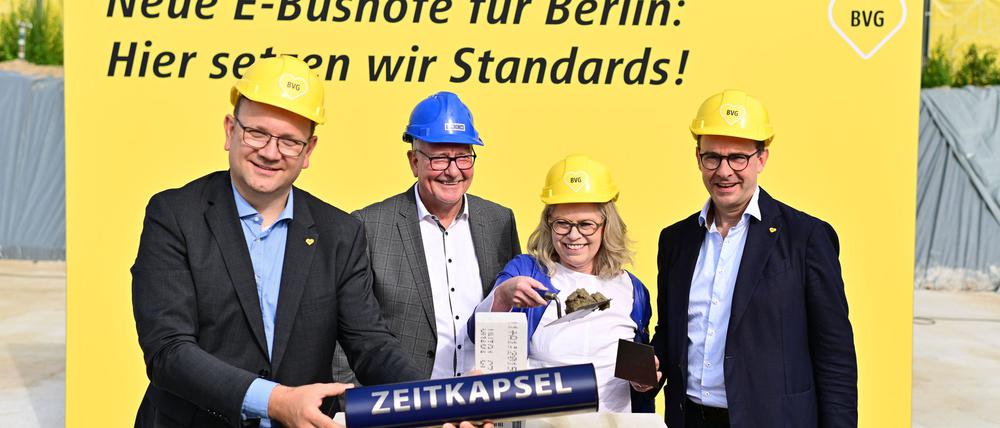 Der Grundstein für den neuen Betriebshof in der Säntisstraße ist gelegt, neben BVG-Chef Henrik Falk (rechts) war auch Verkehrssenatorin Ute Bonde (CDU) dabei (2. von rechts).