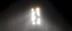 Ein Auto fährt durch heftigen Regen.