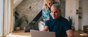 Blick auf die gemeinsamen Finanzen: Bei Paaren ist Transparenz und Kommunikation darüber wichtig.  