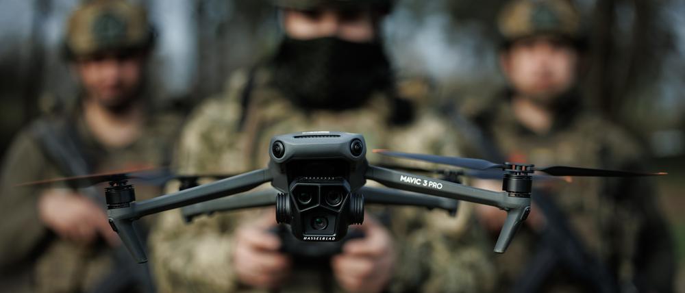 Ukrainische Soldaten steuern eine Drohne.